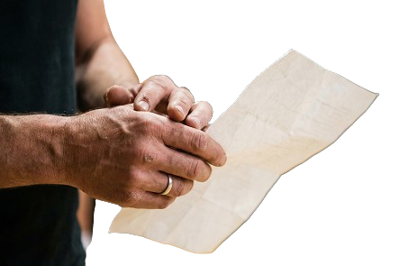 Hand_mit_Zettel-removebg-preview Close-up: Zitternde Hände halten ein Blatt Papier. Das
Zittern ist die Wahrheit. Kein Filter. Kein poetischer Umweg.