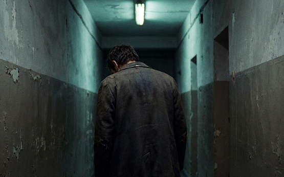 Mann durch den Gang Mann durch den Gang