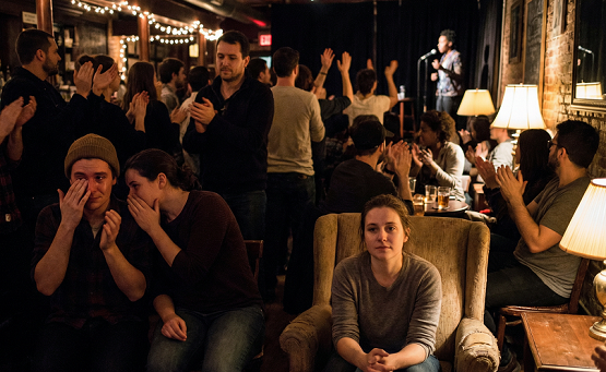 Stehende Ovationen, Tränen, eine Person sitzt
still – das war das Richtige Publikumsansprache