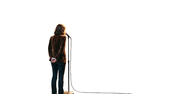 Streisand Bühne-Photoroom Frau auf der Bühne mit Mikro Poetry Slam Psychologie