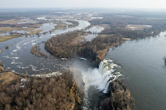 Luftaufnahme: Ein Fluss fließt breit und ruhig.
Dann – ein Wasserfall. Kurz. Brutal. Dann
wieder der Fluss, langsamer. Das Bild des
Woolf-Satzes.