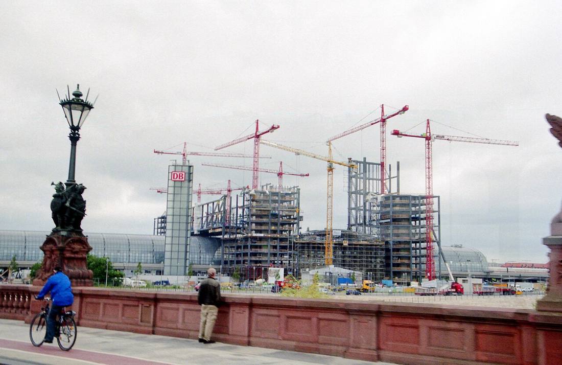 2005072106 Baustelle Berliner Hauptbahnhof aus dem Bus 2005