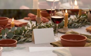 Vor der Hochzeitsrede: eine leere Karte lehnt an einem Glas auf der Festtafel