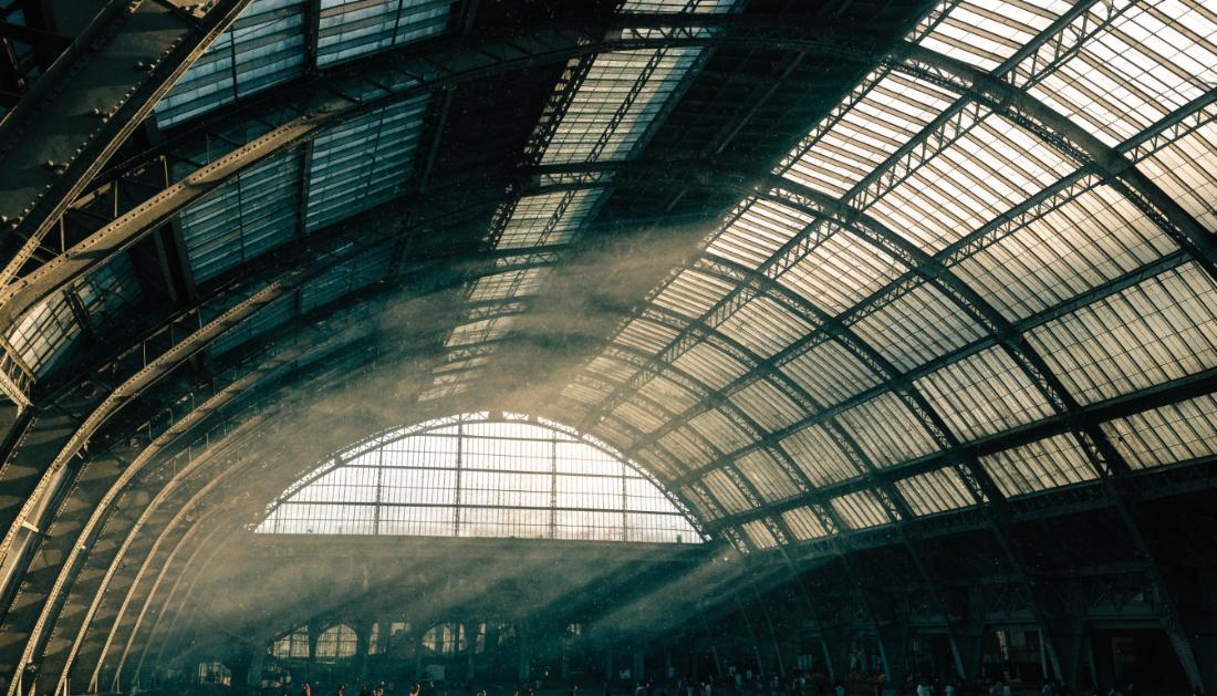 Blick nach oben in das Stahl-Glas-Dach einer historischen Bahnhofshalle