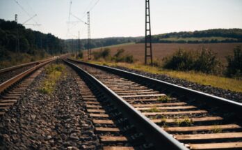 Ein Gleis zweigt von der Hauptstrecke ab und fuehrt in offene Landschaft