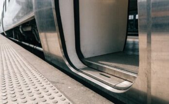 Nahaufnahme der Luecke zwischen Bahnsteigkante und geoeffneter Zugtuer