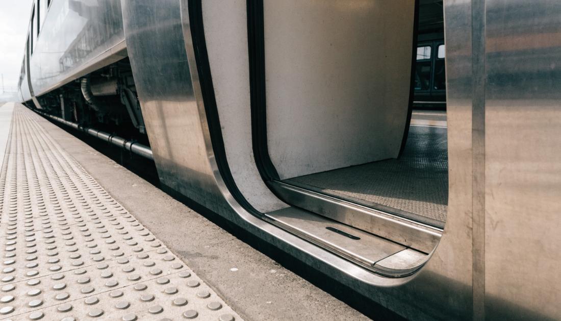 Nahaufnahme der L&uuml;cke zwischen Bahnsteigkante und ge&ouml;ffneter Zugt&uuml;r