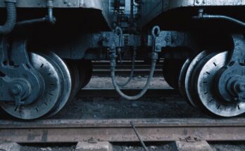 Bremsscheiben und Luftleitungen unter einem Eisenbahnwagen aus der Nahe