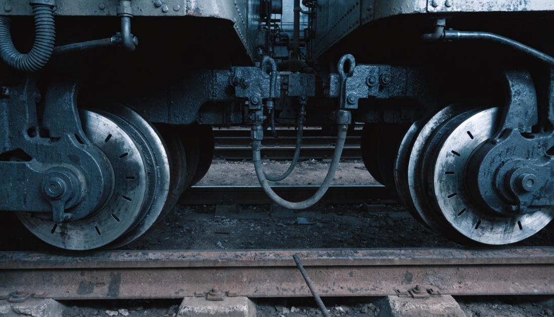 Bremsscheiben und Luftleitungen unter einem Eisenbahnwagen aus der N&auml;he