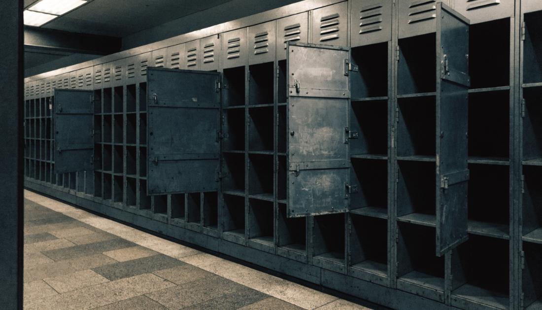 Eine Wand mit Gep&auml;ckschlie&szlig;f&auml;chern in einer Bahnhofshalle