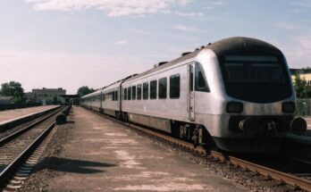 Ein Zug steht am Prellbock eines Kopfbahnsteigs, der Fuehrerstand ist dunkel