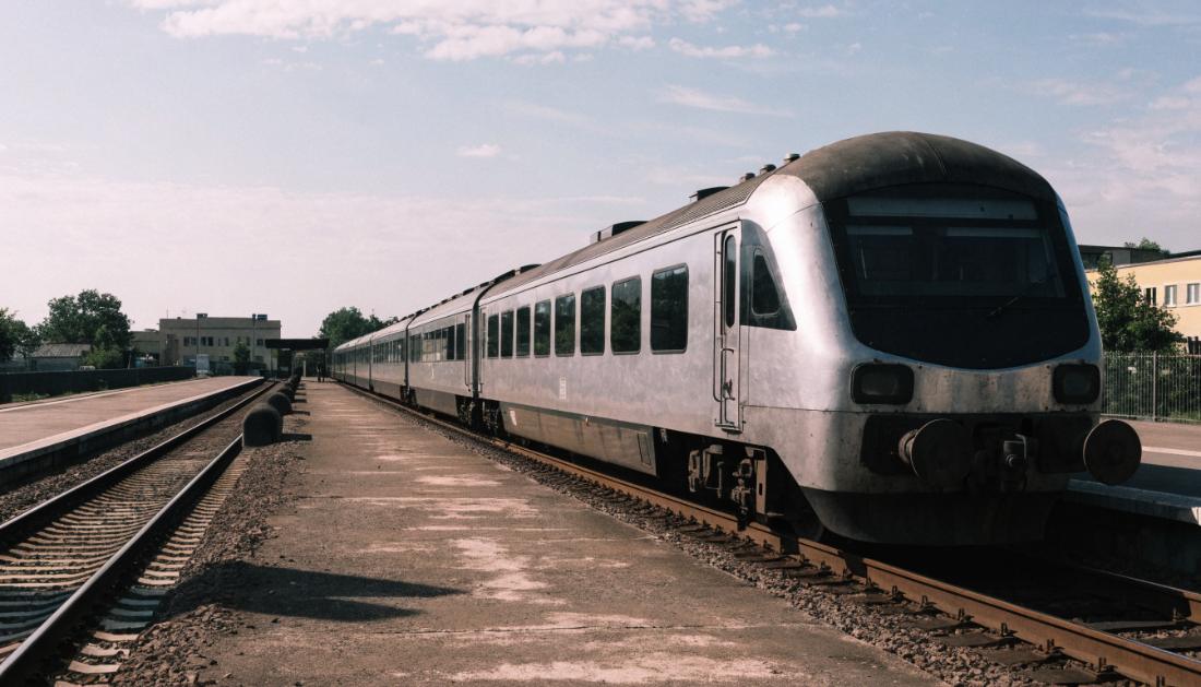 Ein Zug steht am Prellbock eines Kopfbahnsteigs, der F&uuml;hrerstand ist dunkel