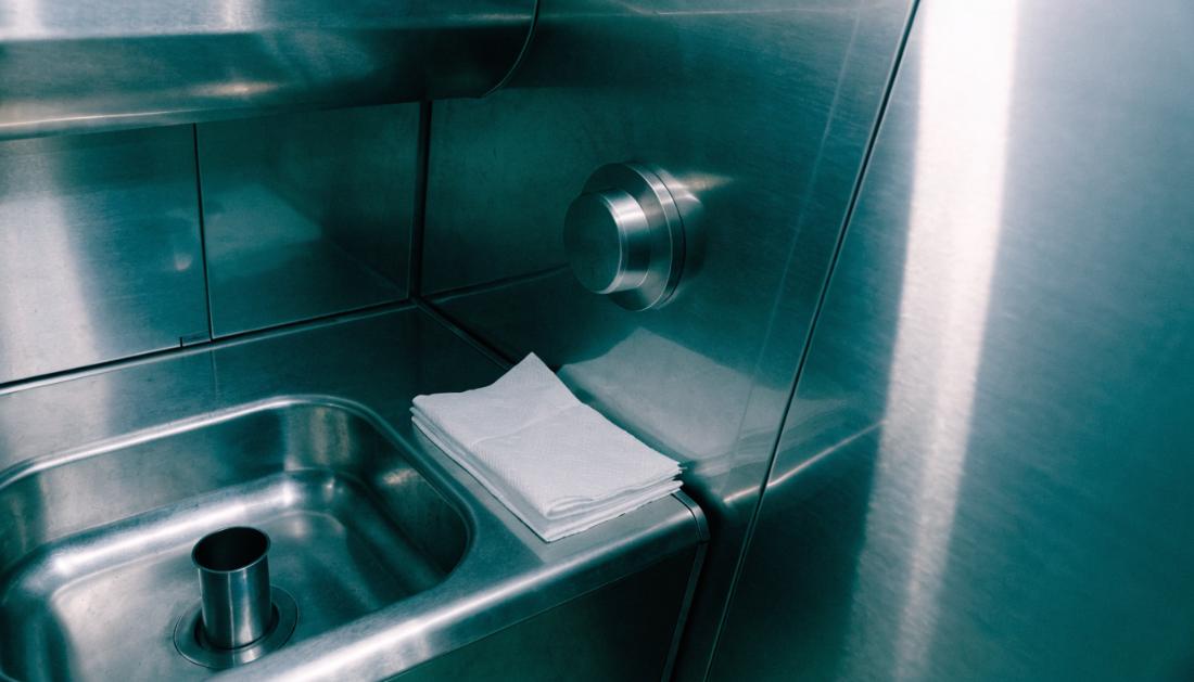 Blick in eine moderne Zugtoilette mit Waschbecken und Edelstahlbecken