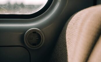Eine Steckdose in der Seitenverkleidung unter einem Zugfenster