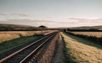 Ein kurzer Bahnsteig mit einfachem Wartehaeuschen an einer eingleisigen Strecke