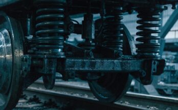 Radsatz, Federn und Daempfer eines Drehgestells unter einem Eisenbahnwagen