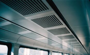 Lueftungsgitter entlang der Decke eines modernen Zugwagens