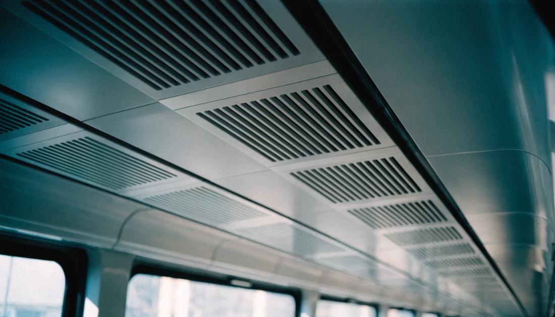 L&uuml;ftungsgitter entlang der Decke eines modernen Zugwagens