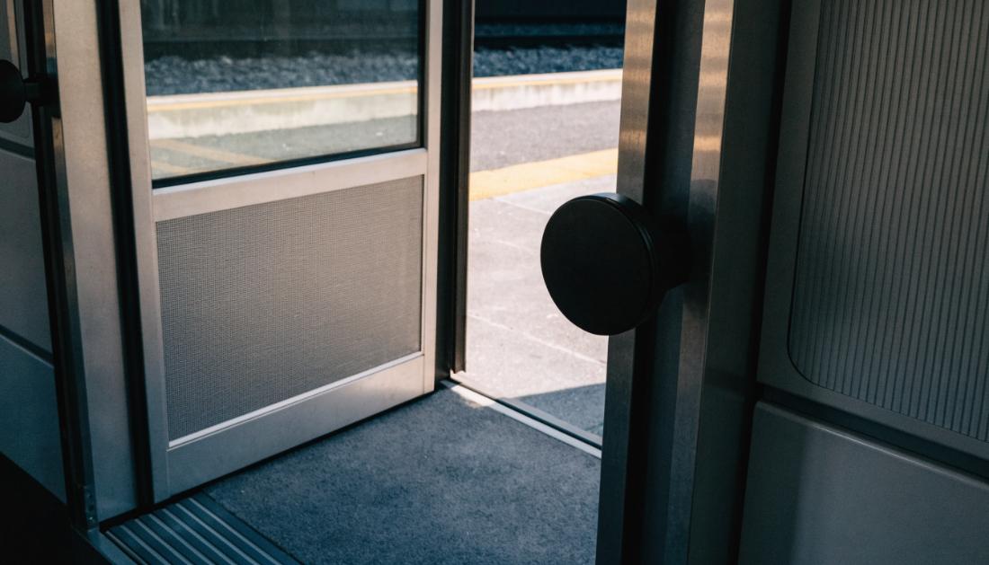 Ge&ouml;ffnete Schiebet&uuml;r eines Zuges mit rundem Taster am Rahmen