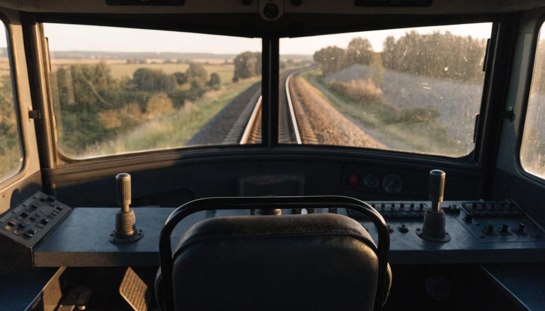 F&uuml;hrerstand eines Zuges mit Bedienpult und Pedal im Fu&szlig;raum