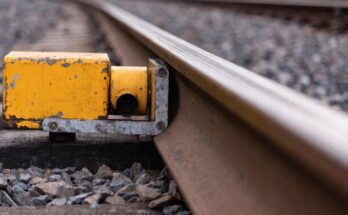 Ein gelber Magnet liegt neben der Schiene auf den Schwellen