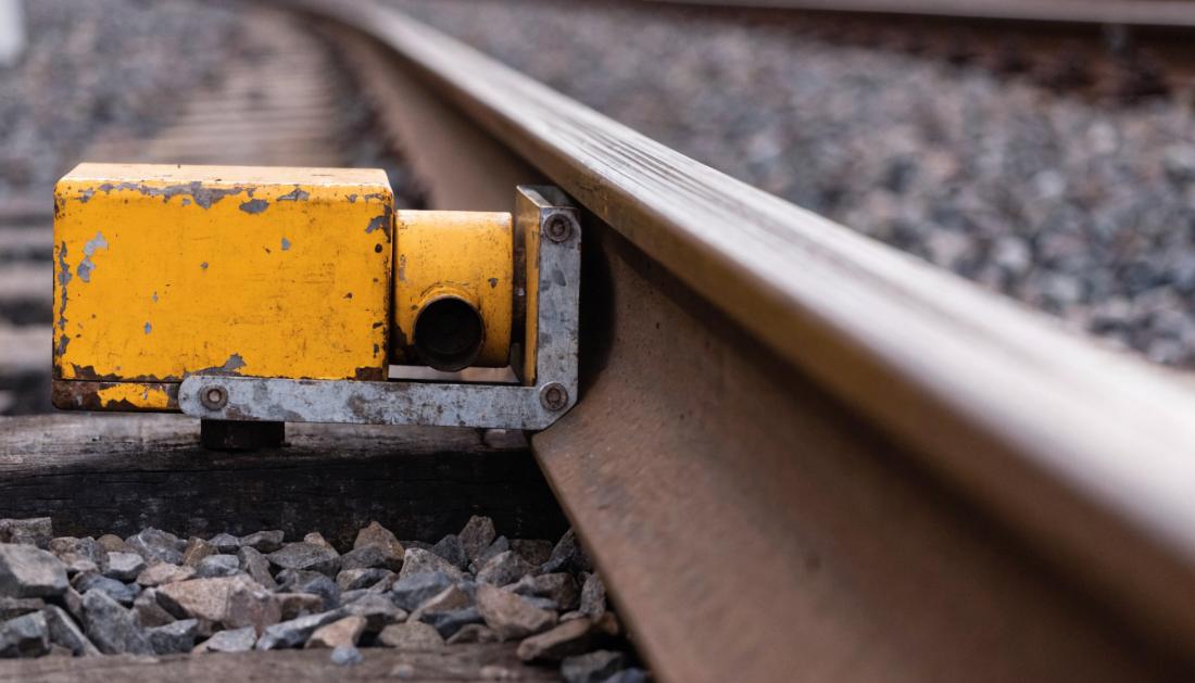 Ein gelber Magnet liegt neben der Schiene auf den Schwellen