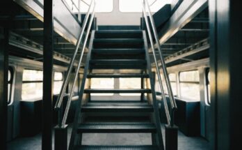 Innentreppe zum Oberdeck eines Doppelstockwagens mit Handlaeufen