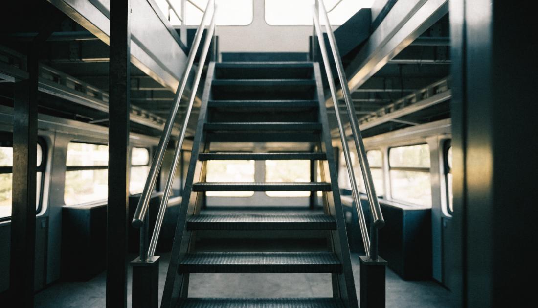 Innentreppe zum Oberdeck eines Doppelstockwagens mit Handläufen