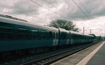 Ein moderner Regionaltriebwagen steht mit geschlossenen Tueren am Bahnsteig