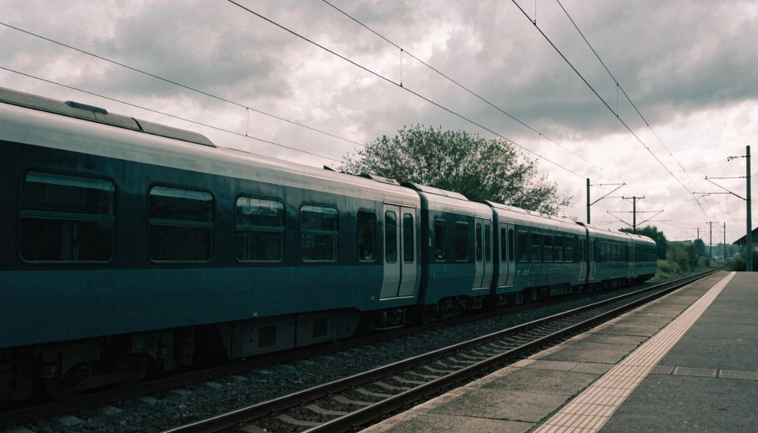 Ein moderner Regionaltriebwagen steht mit geschlossenen T&uuml;ren am Bahnsteig