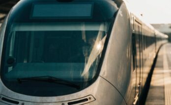 Die Front eines Regionalzugs am Bahnsteig mit dunklem Anzeigefeld ueber der Frontscheibe