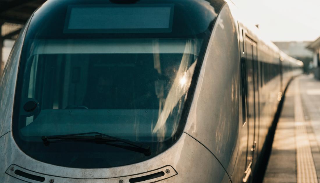 Die Front eines Regionalzugs am Bahnsteig mit dunklem Anzeigefeld