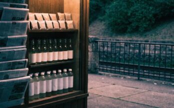 Ein kleiner Kiosk am Bahnhof mit Zeitschriften, Snacks und Getraenken