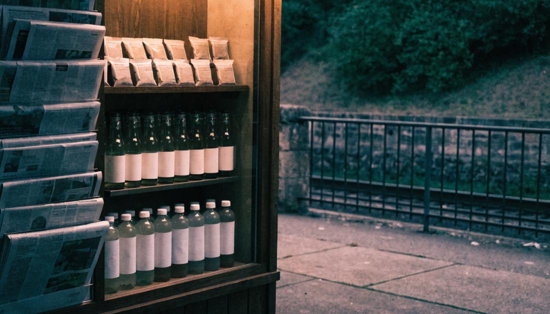 Ein kleiner Kiosk am Bahnhof mit Zeitschriften, Snacks und Getraenken