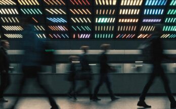 Eine grosse digitale Abfahrtstafel mit leuchtenden unscharfen Zeitanzeigen