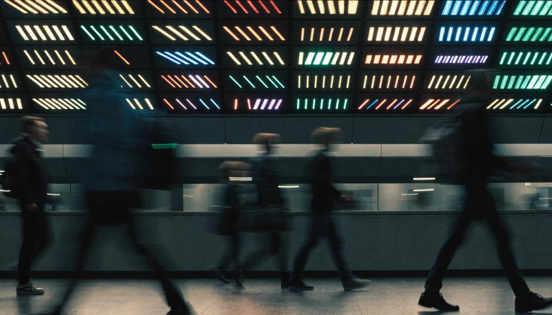Eine grosse digitale Abfahrtstafel mit leuchtenden unscharfen Zeitanzeigen