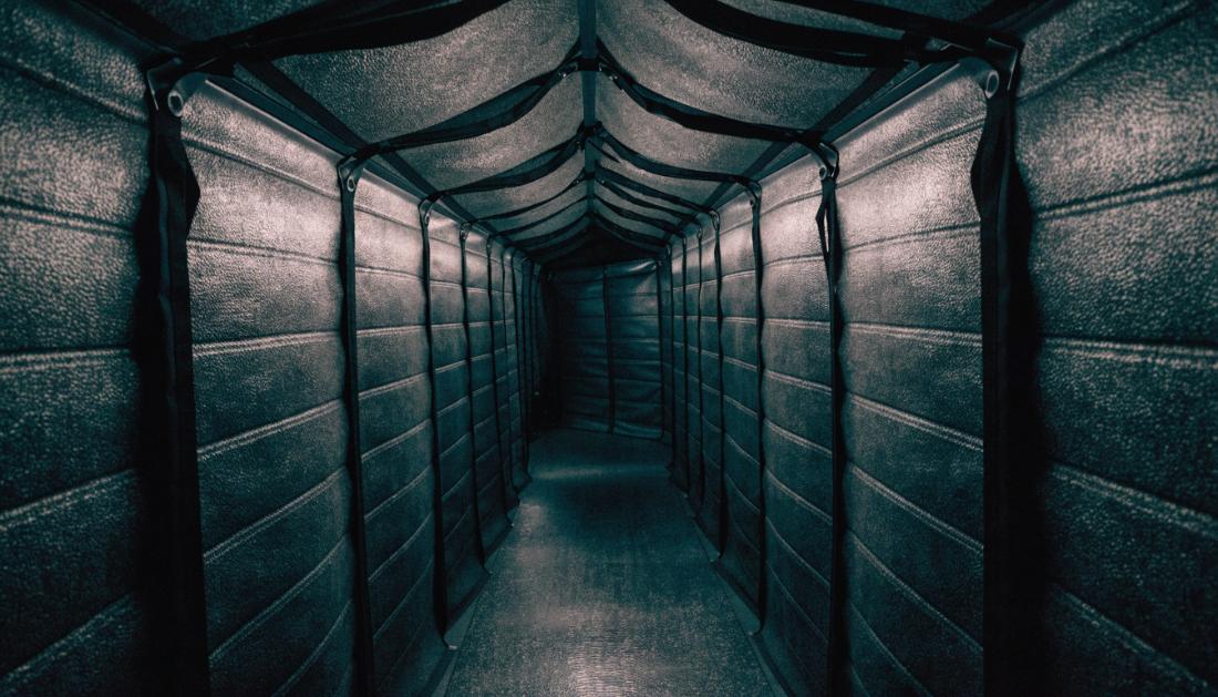 Das Innere eines flexiblen Faltenbalg-Wagenuebergangs zwischen zwei Zugwagen