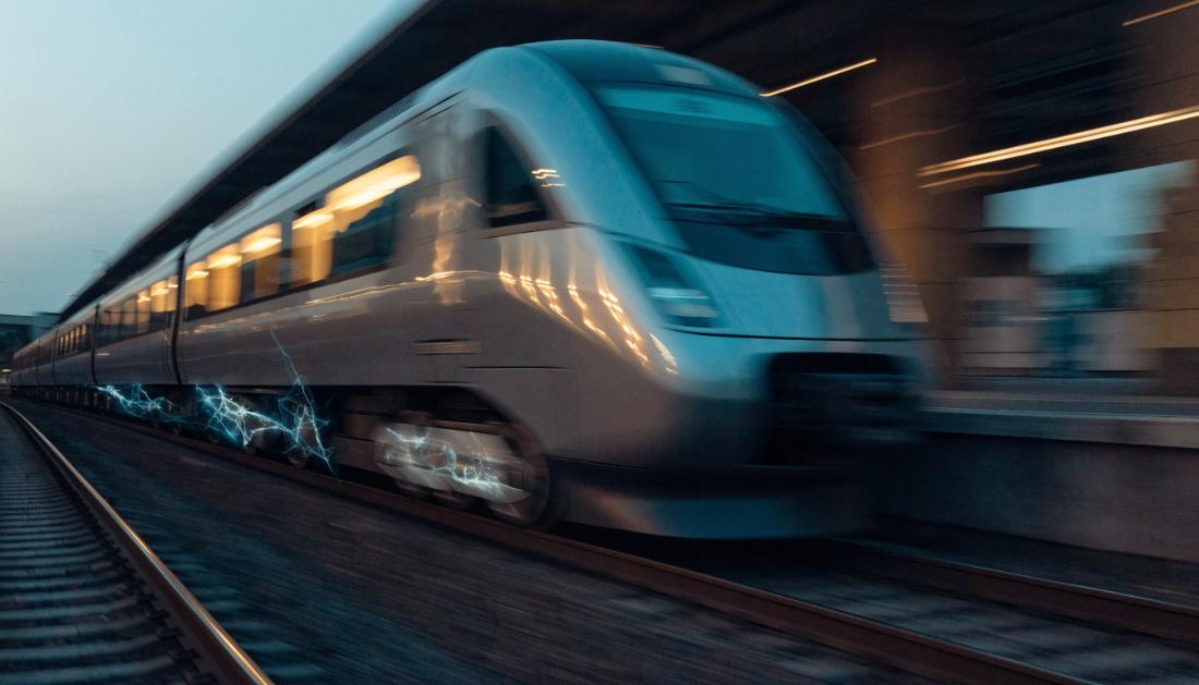 Ein Zug bremst bei der Einfahrt in einen Bahnhof mit symbolischem blauem Lichtschein an den Raedern