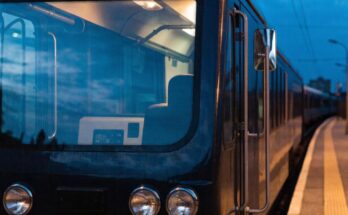 Die Front eines modernen Steuerwagens am Bahnsteig ohne sichtbare Lokomotive