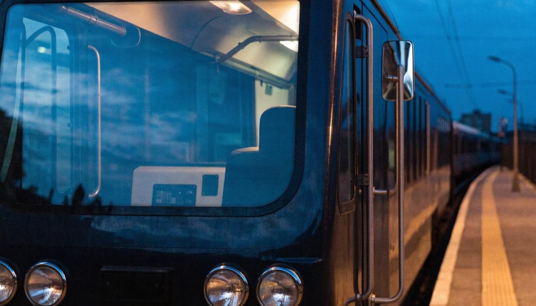 Die Front eines modernen Steuerwagens am Bahnsteig ohne sichtbare Lokomotive