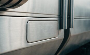 Nahaufnahme der Seite eines Zugwagens mit einer unbeschrifteten Metallkennzeichnungsfläche