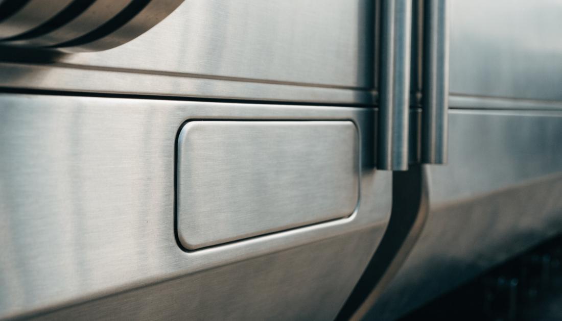 Nahaufnahme der Seite eines Zugwagens mit einer unbeschrifteten Metallkennzeichnungsfläche