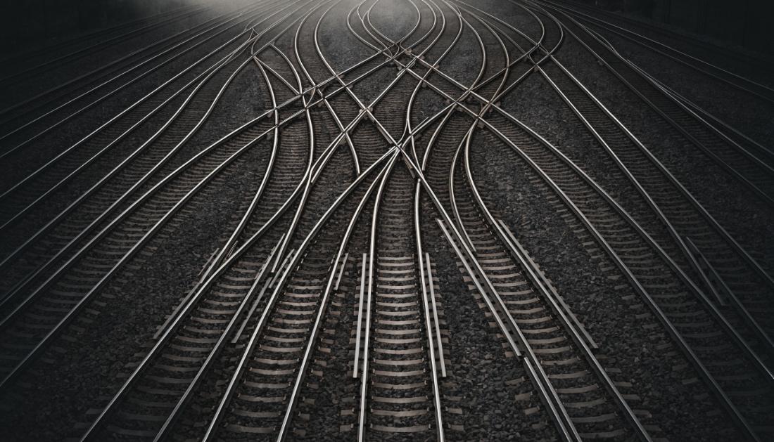 Eine abstrakte Luftaufnahme mehrerer sich kreuzender und verzweigender Bahngleise