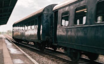 Zwei Eisenbahnwagen werden an einem Bahnsteig getrennt