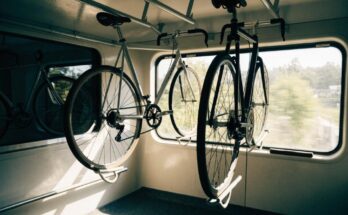 Fahrräder hängen ordentlich in einem eigenen Fahrradabteil in einem Zugwagen
