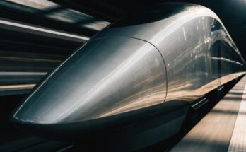 Die aerodynamische Nase eines Hochgeschwindigkeitszuges in Nahaufnahme am Bahnsteig