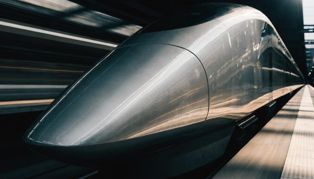 Die aerodynamische Nase eines Hochgeschwindigkeitszuges in Nahaufnahme am Bahnsteig