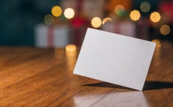 Eine unbeschriftete Geschenkkarte liegt auf einem Holztisch