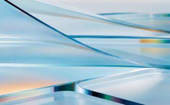 Eine abstrakte Komposition aus übereinanderliegenden transparenten Glasebenen in Blau- und Bernsteintönen