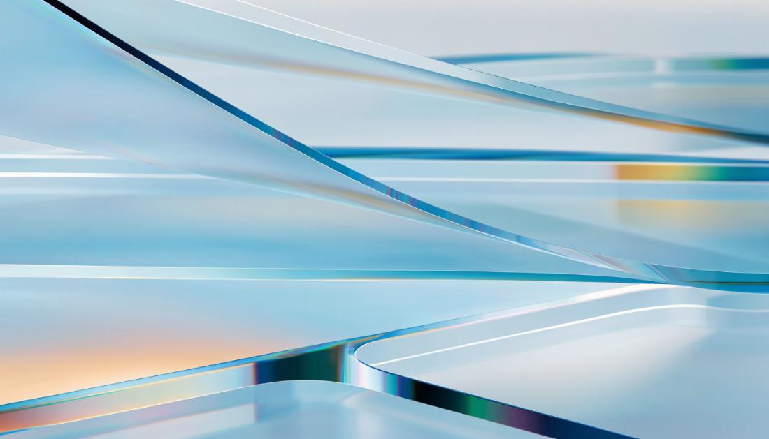 Eine abstrakte Komposition aus übereinanderliegenden transparenten geometrischen Ebenen in Blau- und Bernsteintönen
